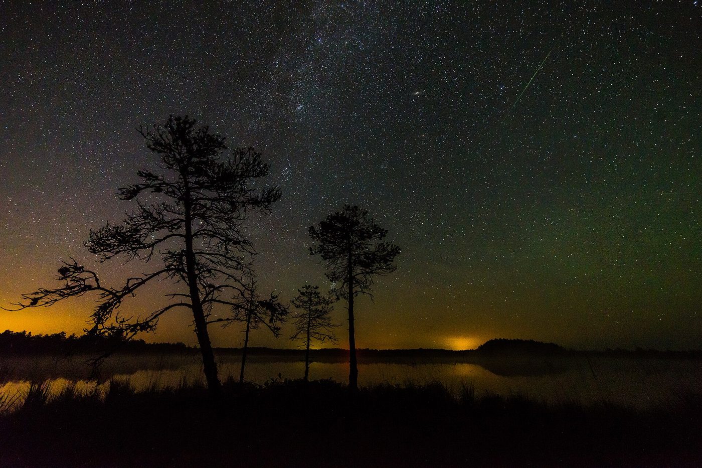 En Perseide over Mælkevejen på en mørk nattehimmel