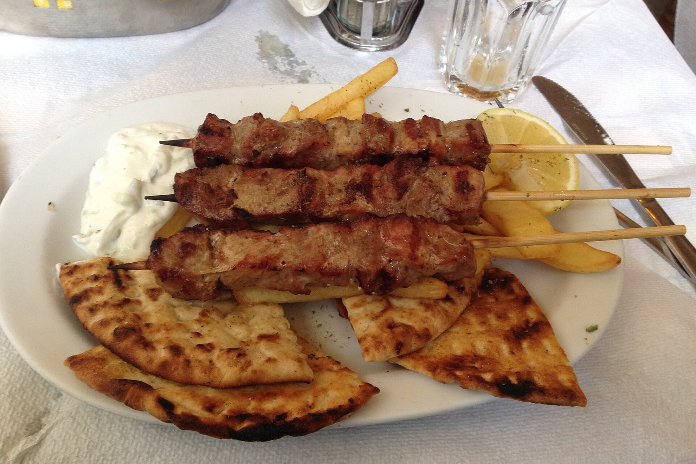 Græsk souvlaki serveret med pita