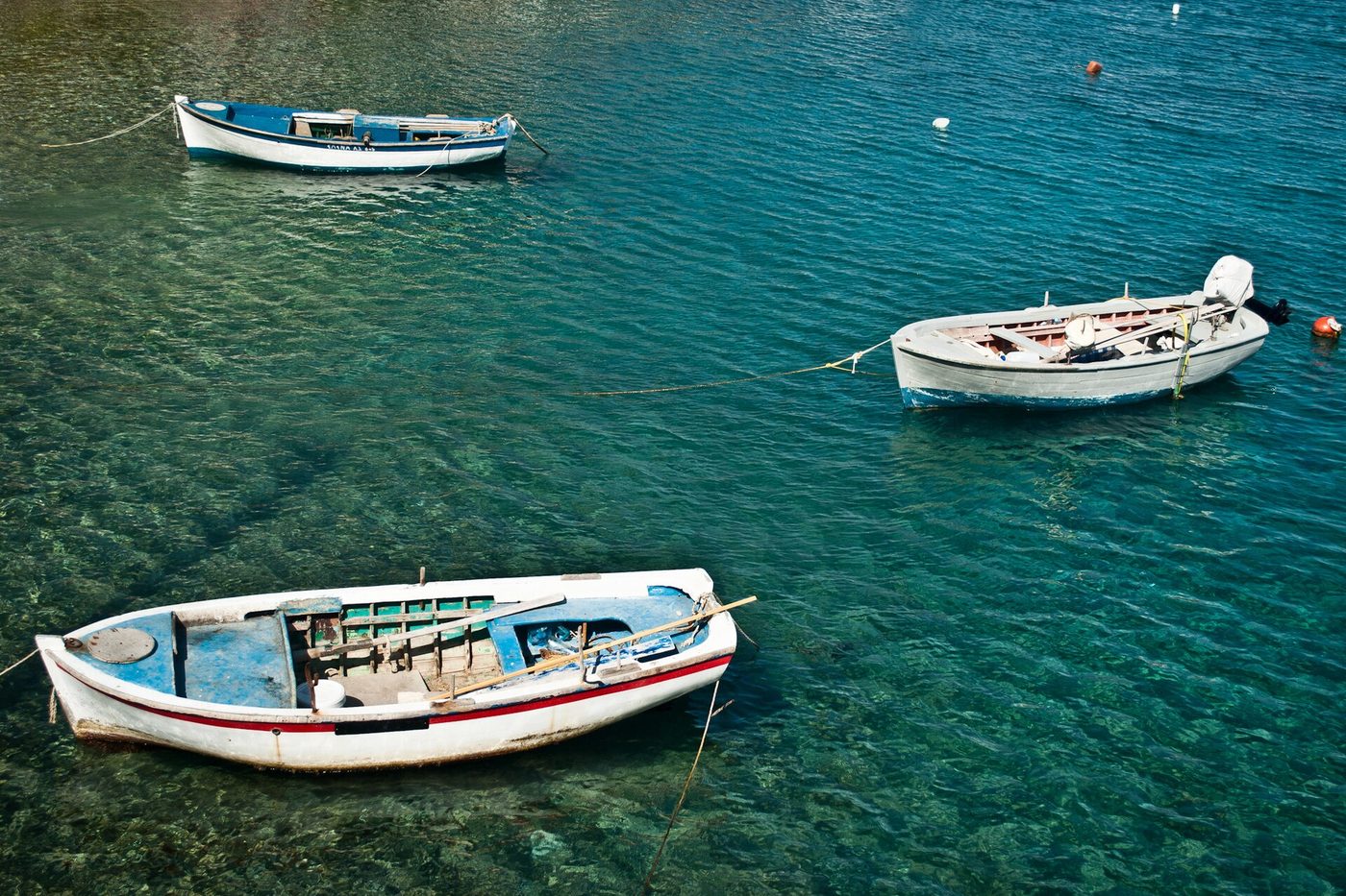 Små fiskerbåde i klart vand ved Kokkari på Samos