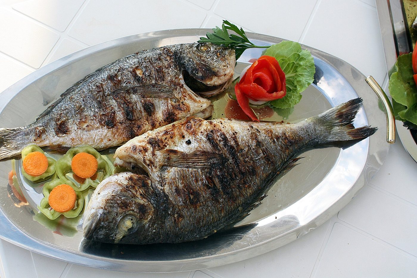 Grillet fisk med citron og grøntsager