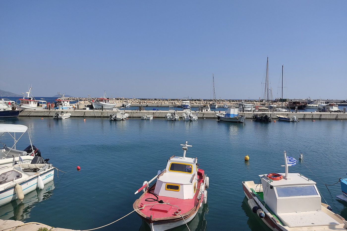 Havnen med små både i Ormos Marathokampou